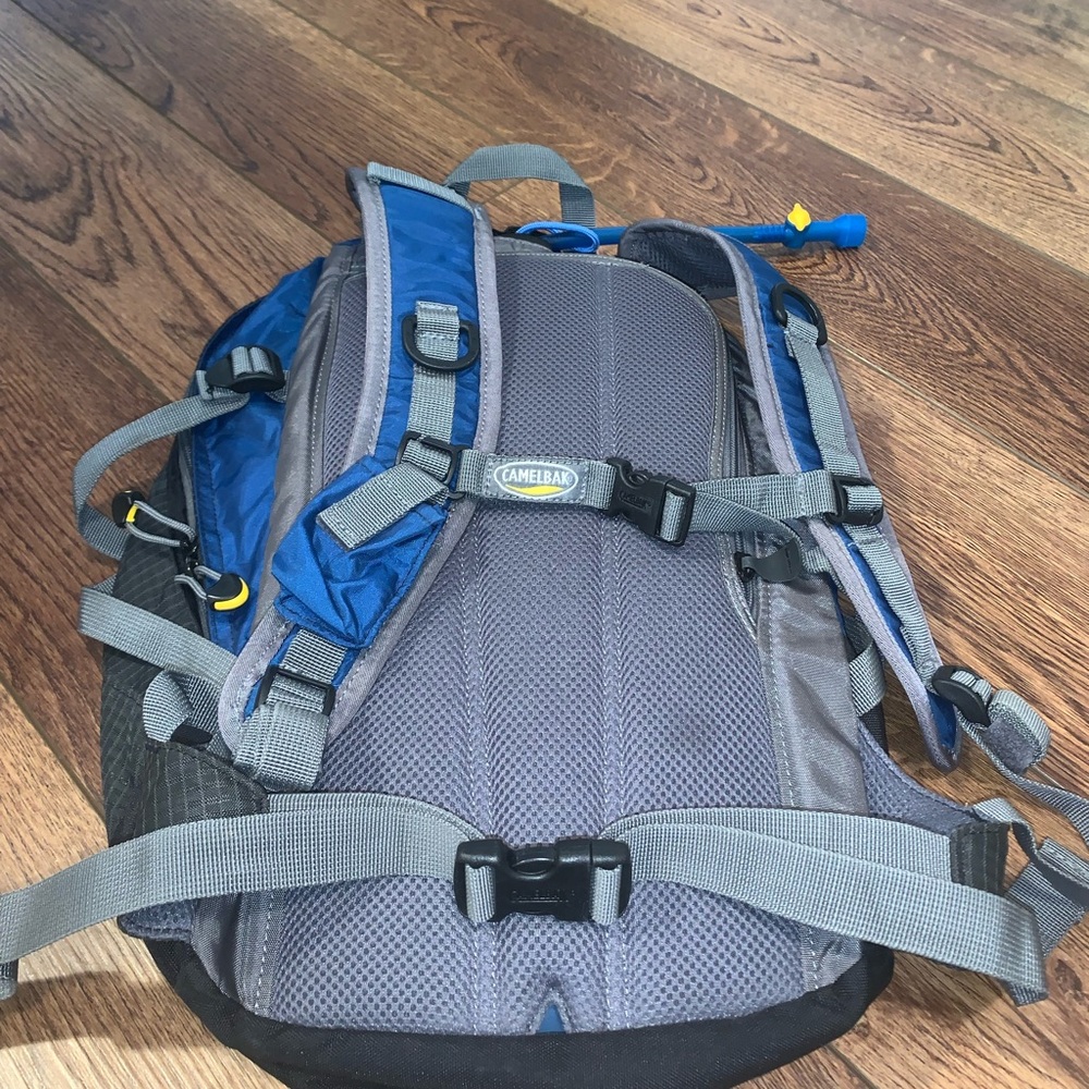 Camelbak: Cloud Walker Hydration Backpack Blue Wi… - image 5